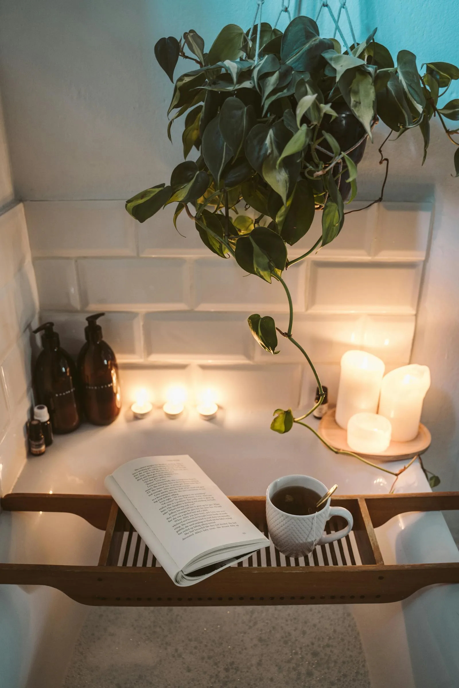 Bathroom with plants and candles — warm relaxation